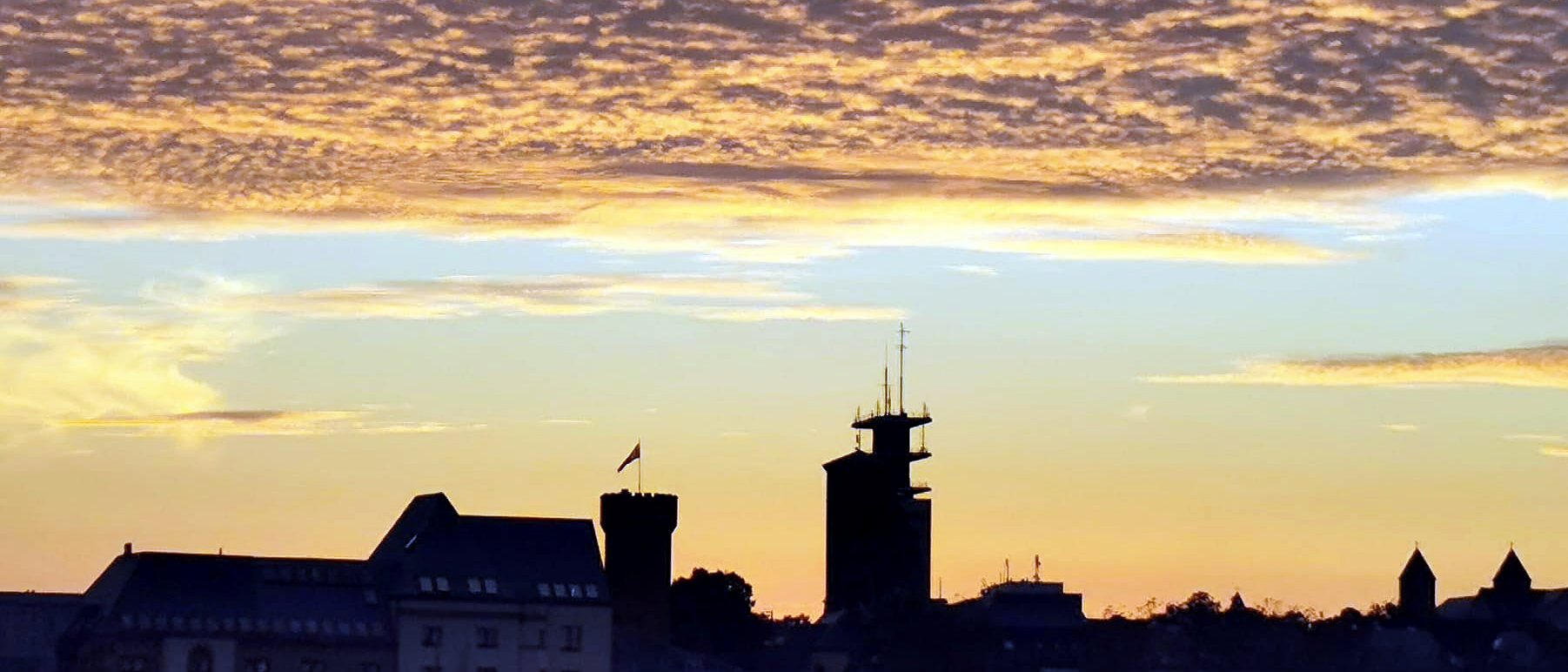Gün batımında Köln'ün silueti